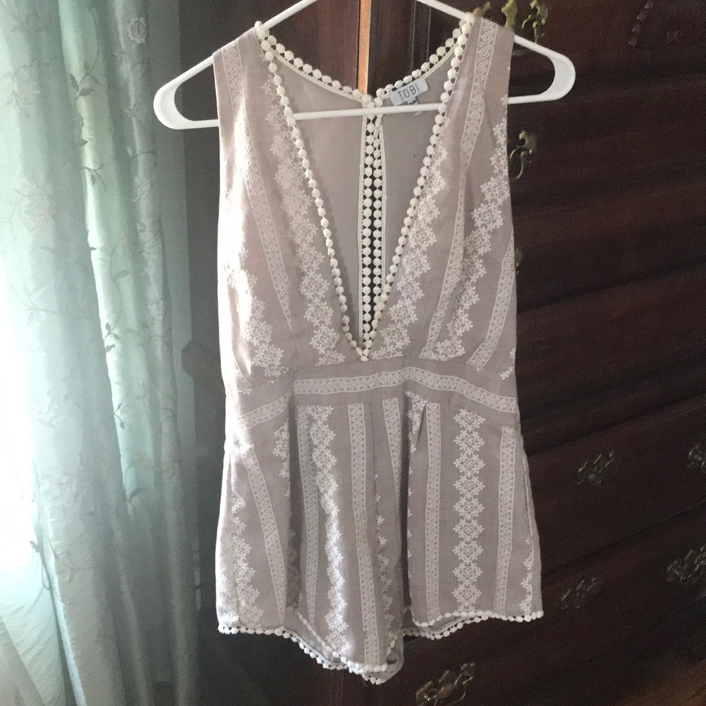 Tobi Taupe/White Trim Deep V Romper - Size M